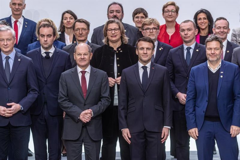 El presidente francés, Emmanuel Macron, segundo or la derecha, junto al canciller alemán, Olaf Scholz, a su izquierda, junto a miembros de sus gobienos en la cumbre franco-alemana en París 01 230123