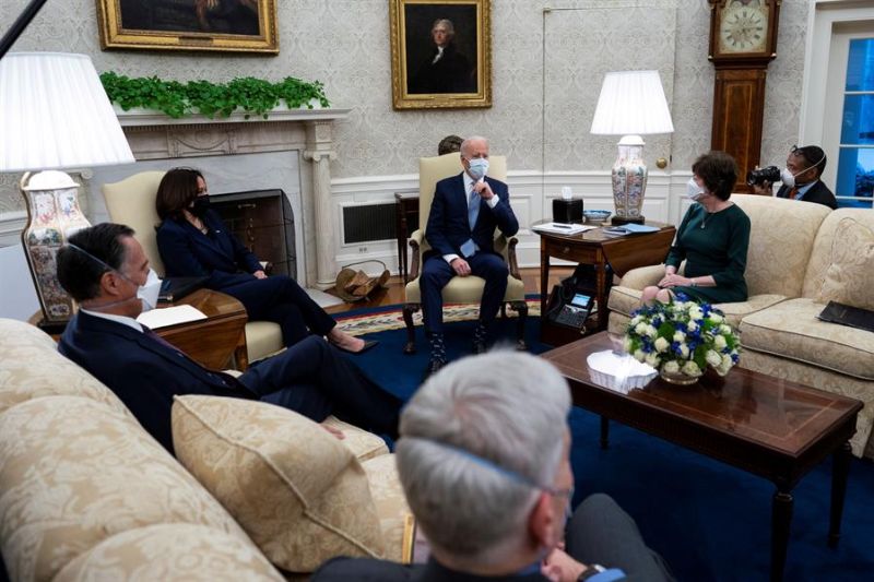 El presidente de Estados Unidos, Joe Biden (3d), y su vicepresidenta, Kamala Harris (2i), fueron registrados este lunes, durante una reunión con un grupo de senadores republicanos, en la oficina Oval de la Casa Blanca, en Washington DC (EE.UU.).