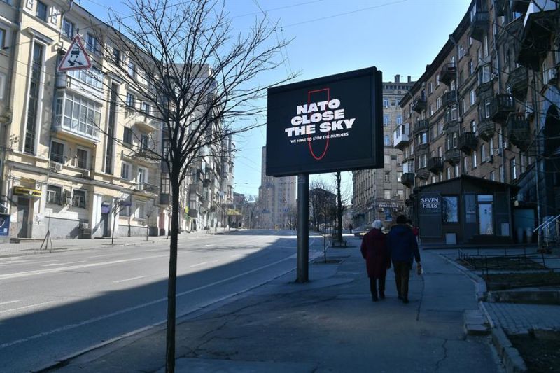 Dos personas caminan por una calle de Kiev este martes, 15 de marzo. 01 150322