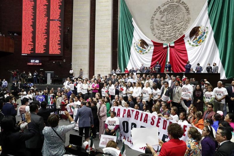 Fotografía cedida por la Cámara de Diputados de la sesión ordinaria de ayer domingo, en Ciudad de México. 01 180422