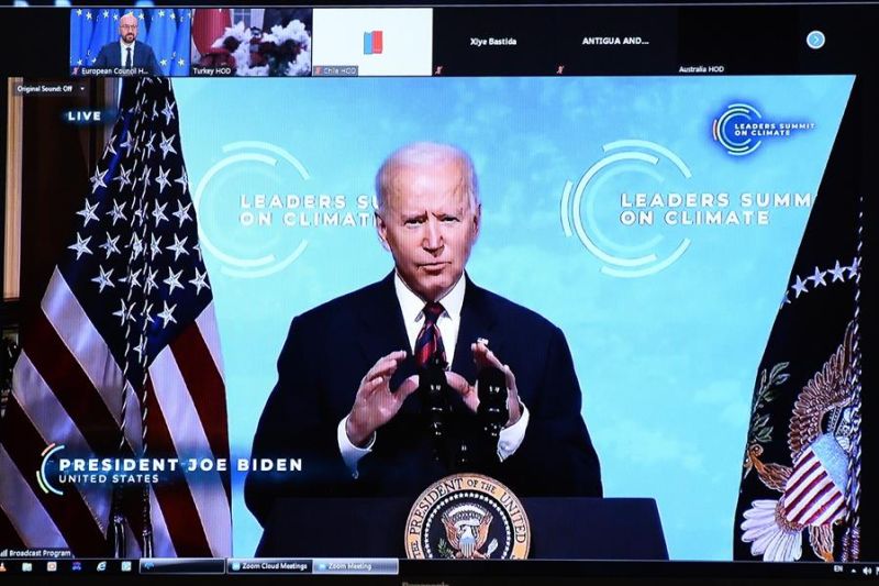 Fotografía de una pantalla en la que aparece el presidente Joe Biden expuesta en la oficina del presidente del Consejo Europeo, Charles Michel, durante la Cumbre Climática, en Bruselas (Bélgica).