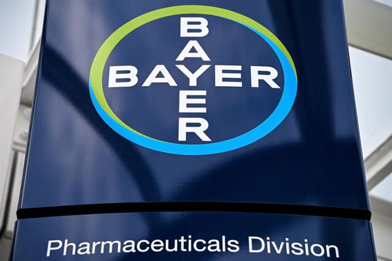 Fotografía de archivo del logo de Bayer. EFE/EPA/SASCHA STEINBACH