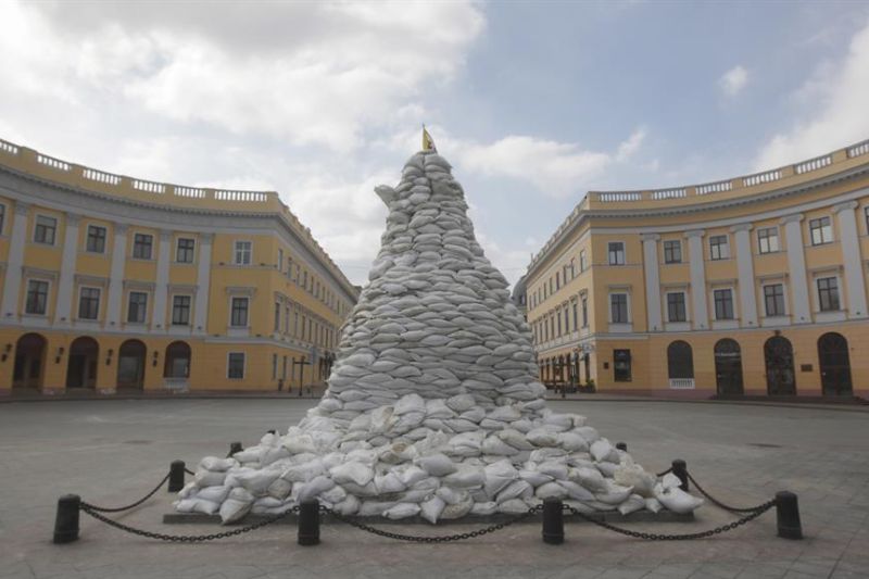 Vista general de un monumento al duque de Richelieu, uno de los fundadores de Odesa y símbolo de la ciudad, cubierto por bolsas con arena en la ciudad de Odesa, Ucrania, el 18 de marzo de 2022, pocos días después de comenzar la invasión rusa. EFE/EPA