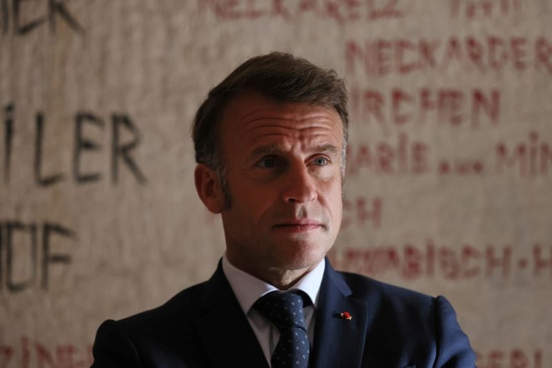 El presidente francés Emmanuel Macron visita una exposición fotográfica sobre los campos de muerte nazis del fotógrafo británico Michael Kenna, en el Memorial del Holocausto de París, antes de las celebraciones del Día de la Victoria, en París, Francia 28