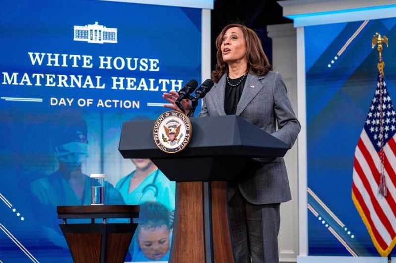 La vicepresidenta Kamala Harris pronuncia comentarios sobre el Día de acción de la salud materna en la Casa Blanca durante un evento en el Auditorio de South Court en el campus de la Casa Blanca en Washington, DC, EE. UU., 7 de diciembre de 2021.
