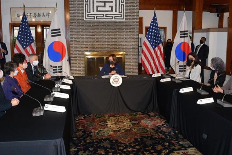 La vicepresidenta de EE.UU., Kamala Harris con un grupo de mujeres surcoreanas. 01 290922