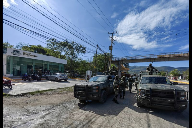 Fotografía de archivo de miembros del Ejercito Mexicano y Policías Municipales que resguardan la zona donde un grupo armado asesinó a un grupo de personas, en Chilpancingo en Guerrero (México). EFE/ José Luis de la Cruz