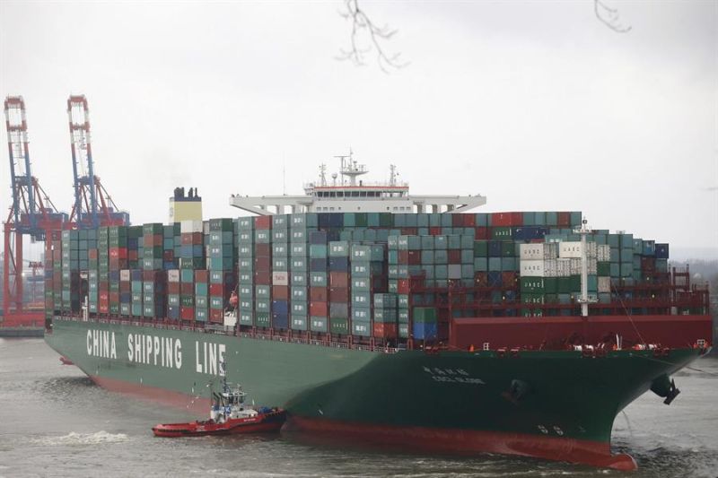 El barco contenedor más grande del mundo, el CSCL Globe de la compañía China Shipping Group, es remolcado hacia el interior del puerto de Hamburgo (Alemania), en una fotografía de archivo.