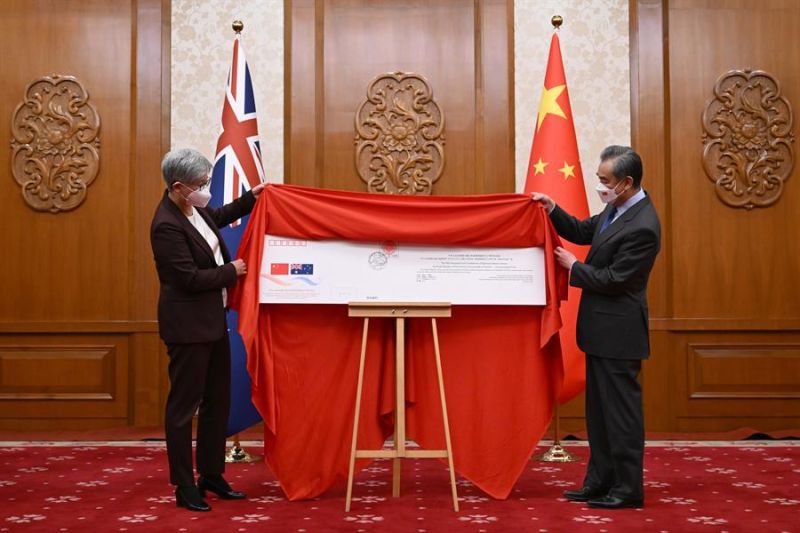 El ministro de Exteriores chino, Wang Yi (D), y su homóloga australiana, Penny Wong (I), durante la ceremonia por el 50 aniversario del establecimiento de relaciones diplomáticas entre Australia y China. EFE/EPA/LUKAS COCH AUSTRALIA AND NEW ZEALAND