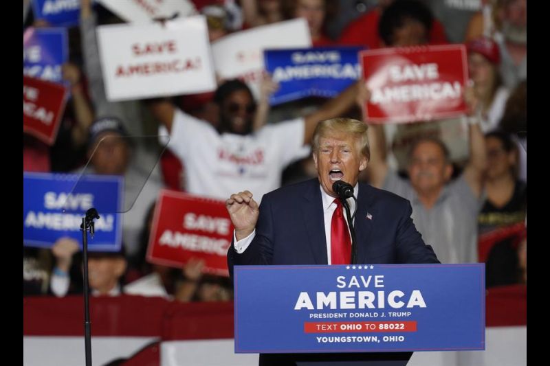 Fotografía de archivo fechada el 17 de septiembre de 2022 que muestra al expresidente de EE.UU. Donald Trump mientras habla en un acto de campaña de "Save America" en Youngstown, Ohio (EEUU). EFE/ David Maxwell