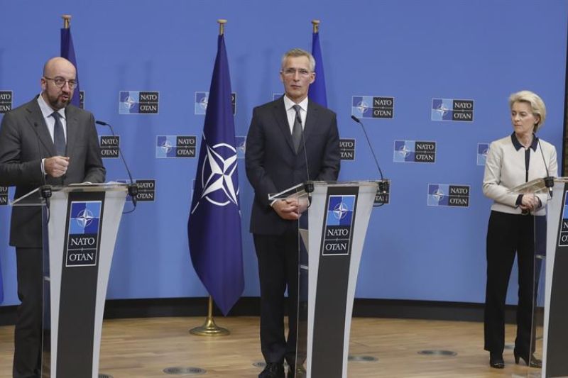 (i-d) El presidente del Consejo Europeo, Charles Michel, el Secretario General de la OTAN, Jens Stoltenberg, y la presidente de la Comisión Europea, Ursula von der Leyen, es una comparecencia conjunta este jueves en Bruselas. EFE/EPA/STEPHANIE LECOCQ
