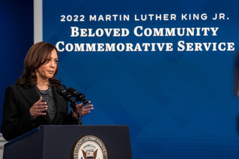 La vicepresidenta de EE.UU., Kamala Harris, habla durante un acto de conmemoración del Día de Martin Luther King, Jr., en el que participa virtualmente, este 17 de enero de 2022, desde Washington. EFE/Ken Cedeno/Pool