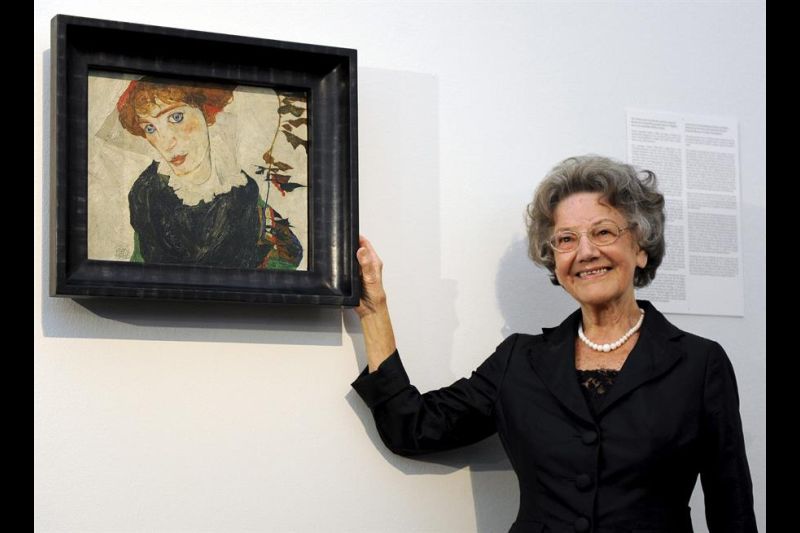 Imagen de archivo de Elisabeth Leopold, viuda del coleccionista austriaco de arte Rudolf Leopold, posa junto a la obra 'Retrato de Wally' (1912), del artista austriaco Egon Schiele.EFE/Hans Klaus Techt