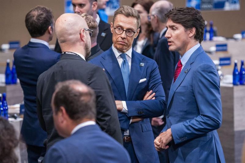El Primer Ministro de Canadá, Justin Trudeau (d), y el Presidente de Finlandia, Alexander Stubb (c), conversan antes de la reunión del Consejo del Atlántico Norte en la Cumbre del 75º Aniversario de la OTAN en Washington. EFE