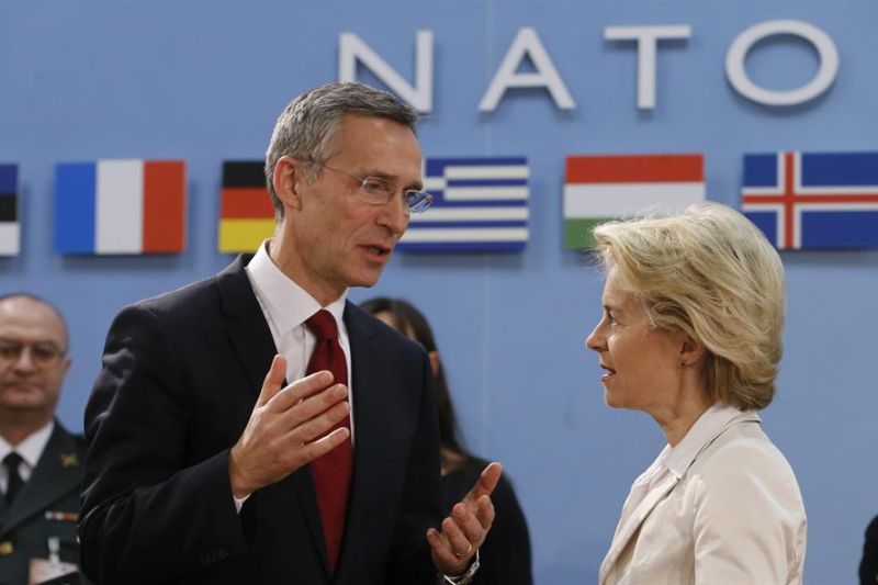El secretario general de la OTAN, Jens Stoltenberg (i), habla con la ministra de Defensa alemana, Ursula Von der Leyen, durante una reunión de la Organización del Tratado Atlántico Norte (OTAN) en la sede de la Alianza en Bruselas (Bélgica).
