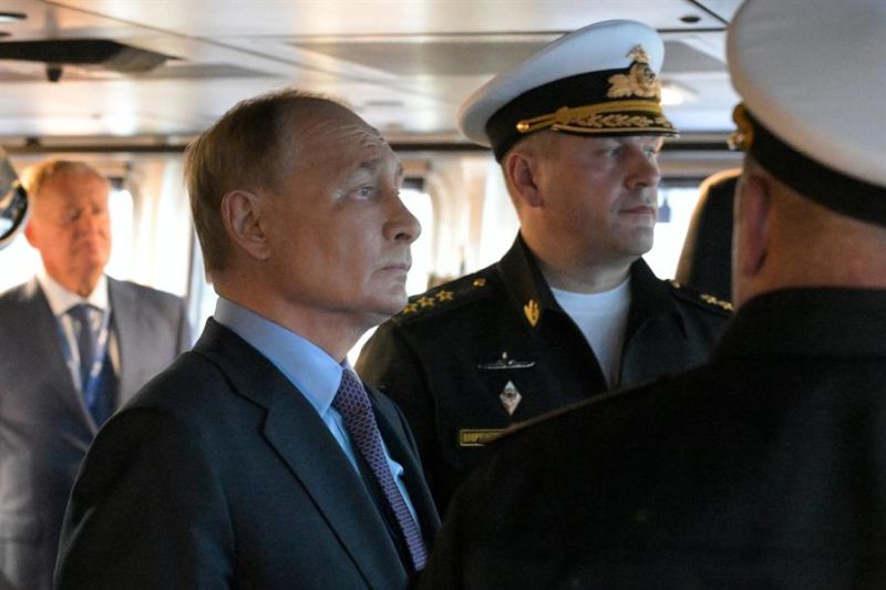 El presidente ruso, Vladimir Putin (C), acompañado por el comandante de la Flota del Pacífico en el puerto de Vladivostok, almirante Viktor Liina (2-D), visita la corbeta 'Rezkii'. EFE/EPA/VYACHESLAV