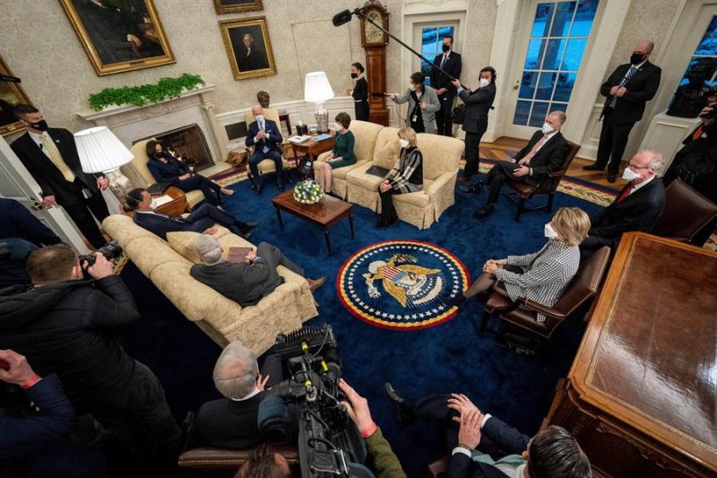 El presidente de Estados Unidos, Joe Biden (c-d atrás), y su vicepresidenta, Kamala Harris (c-i atrás), registrados este lunes, durante una reunión con un grupo de senadores republicanos, en la oficina Oval de la Casa Blanca, en Washington DC (EE.UU.).