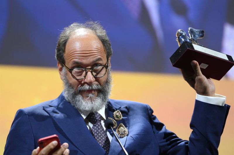 El director italiano Luca Guadagnino sostiene el León de Plata al Mejor Director por 'Bones and All' durante la ceremonia de clausura de la 79ª edición del Festival Internacional de Cine de Venecia. EFE/EPA/CLAUDIO ONORATI