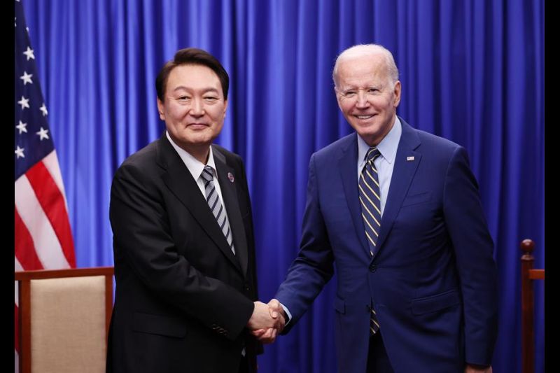 El presidente de Corea del Sur, Yoon Suk-yeol (I) y el presidente norteamericano, Joe Biden (D), se saludan en un encuentro bilateral durante la celebración de la cumbre de Asia Oriental en Camboya. 01 141122