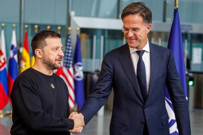 El secretario general de la OTAN, Mark Rutte, (d) saluda al presidente ucraniano, Volodímir Zelenski, quien presentó su "Plan de la Victoria" en Bruselas el 17 de octubre de 2024. EFE/EPA/OLIVIER MATTHYS 01181024
