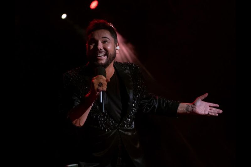 Poveda, que no es gitano ni creció en Andalucía sino en Cataluña -aunque ahora vive en la Costa del Sol malagueña- demostró su versatilidad cantando por siguiriyas, alegrías de Cádiz, malagueñas, guajiras y bulerías ("Anda jaleo jaleo" de Lorca).