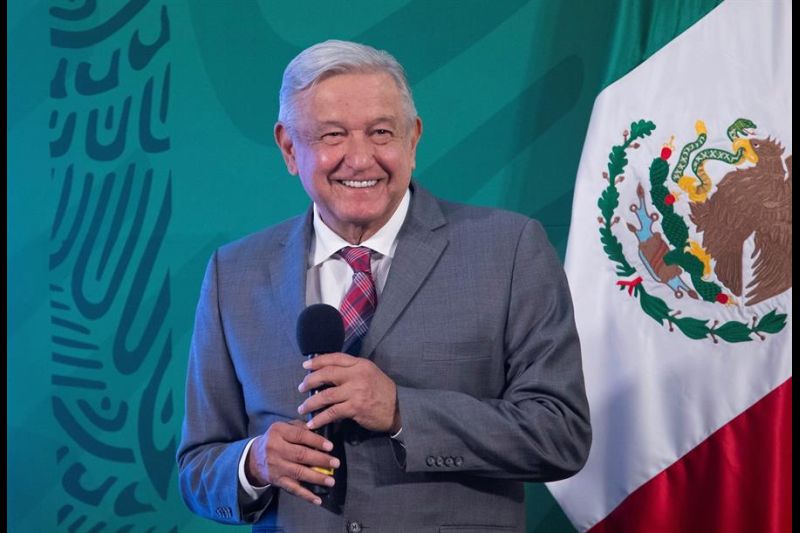 Fotografía cedida hoy por la presidencia de México, del mandatario mexicano Andrés Manuel López Obrador, durante una rueda de prensa matutina en Palacio Nacional de la Ciudad de México (México).