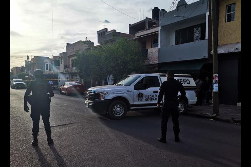 Fotografía cedida hoy, por de la Secretaria de Seguridad Pública del Estado, de personal del Ejercito Mexicano y policía estatal, al resguardo de la zona donde se cometió un crimen, en la ciudad de Zamora, Michoacán (México). EFE/ Secretaría de Seguridad