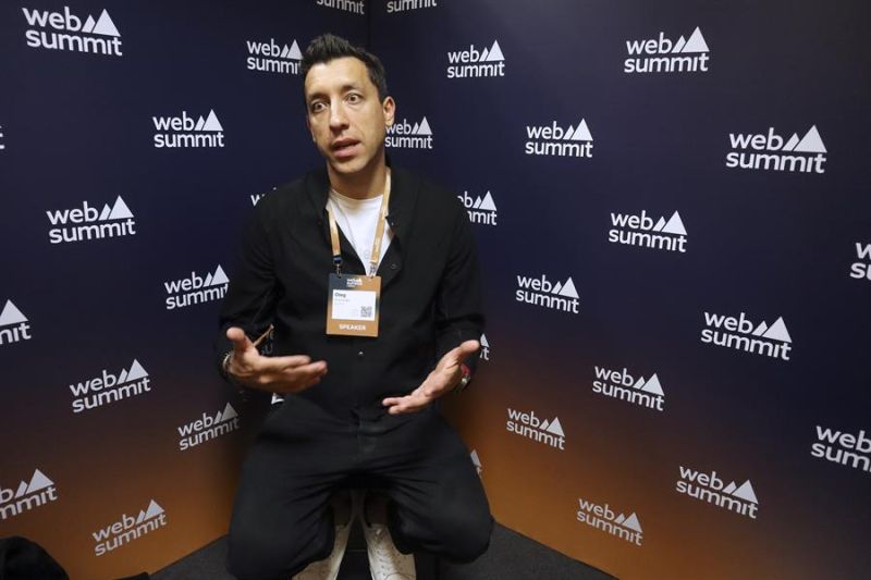 Oleg Polovynko, que asesora al Ayuntamiento de Kiev en temas sobre digitalización, durante una entrevista con EFE en el marco de la feria tecnológica Web Summit de Lisboa (Portugal). EFE/ Susana Samhan