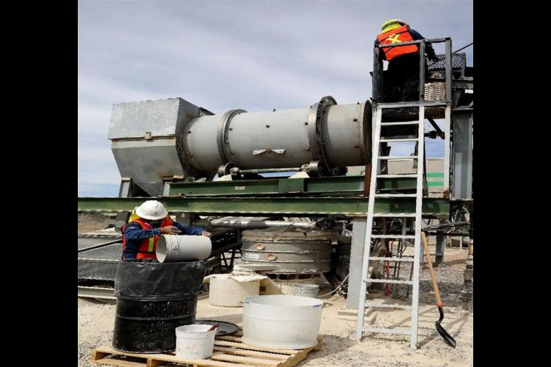 Fotografía cedida este lunes por la empresa Bacanora Lithium que muestra a empleados en la recolección, a boca de mina de Lithium.