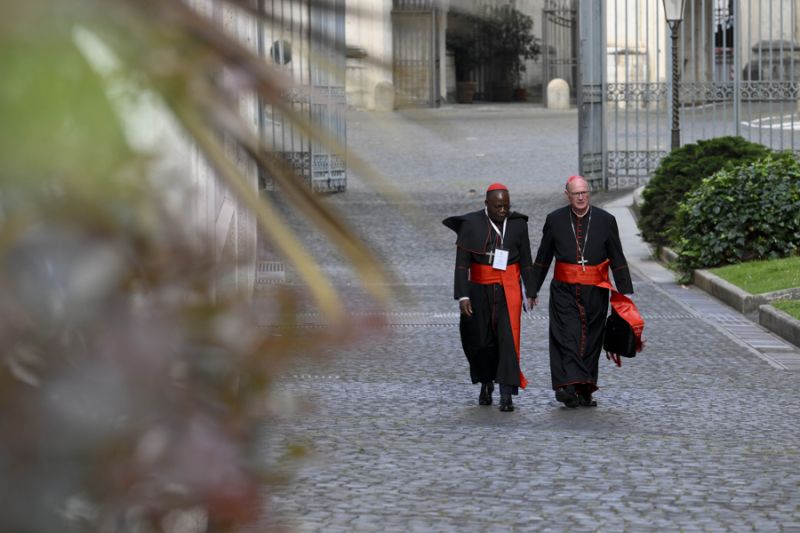 Cardenales asisten la quinta congregación general, reuniones en las que los purpurados que entrarán en la Capilla Sixtina se van conociendo y concretando un perfil para el próximo pontífice. Estado Vaticano/Mario Tomassetti