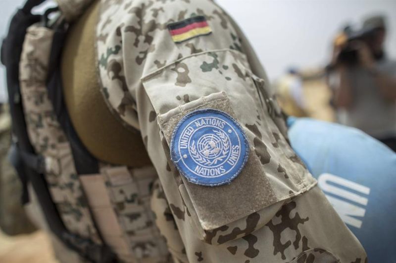 Fotografía de archivo, tomada en abril de 2016, en la que se registró un escudo de la ONU sobre el uniforme de un soldado alemán integrante de la misión las Naciones Unidas en Mali, en Camp Castor, en Gao (Noreste de Mali). EFE/Michael Kappeler
