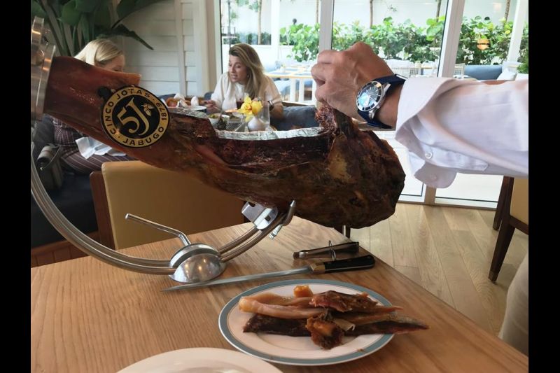Fotografía de una pata de jamón jabugo de la empresa "Cinco jotas", del grupo Osborne, ofrecida durante una presentación de la iniciativa "gastrotour", el 14 de octubre de 2022, en Evelyn's, un restaurante de cocina internacional en Fort Lauderdale.