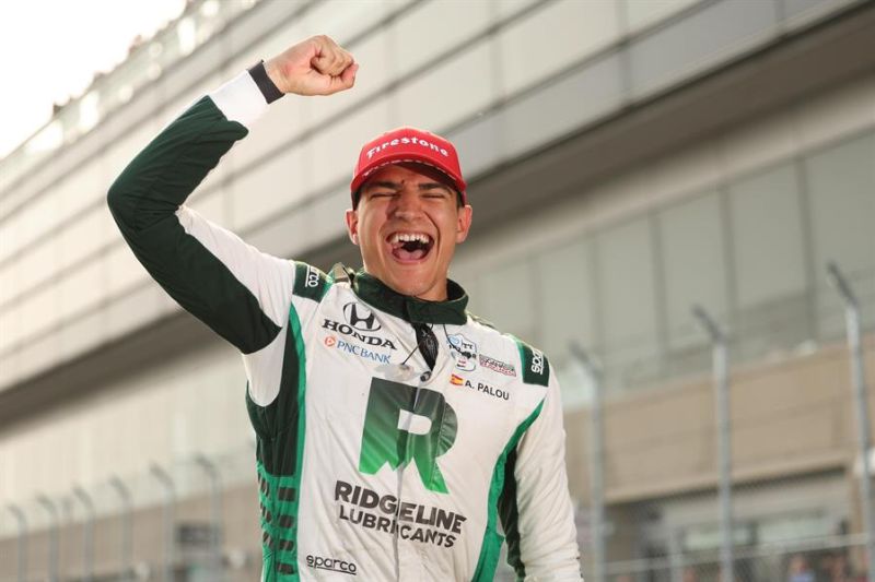 El español Alex Palou (Chip-Ganassi) alcanzó este domingo en Detroit su segundo triunfo en la temporada, se acomodó en el liderato de la Indycar y aumentó la distancia con Marcus Ericsson hasta 51 puntos. EFE/Chris Owens/IndyCar