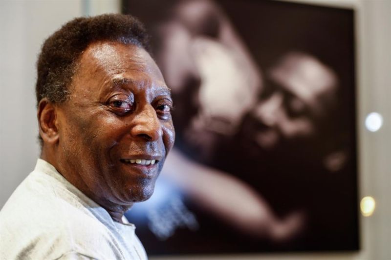 Fotografía de archivo, tomada en noviembre de 2019, en la que se registró al exfutbolista brasileño Edson Arantes do Nascimento, Pelé, durante una entrevista con Efe, en Santos (Brasil). EFE/Sebastiao Moreira