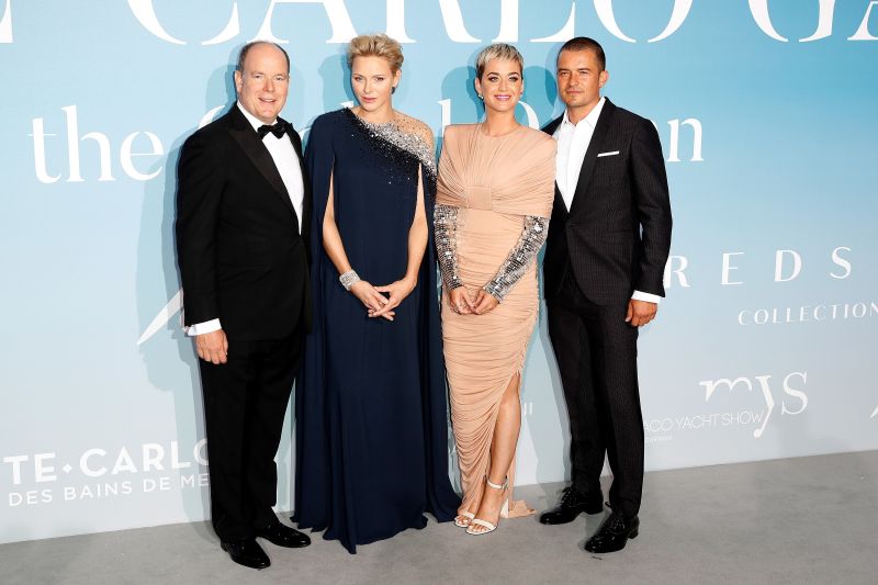 (i-d) El príncipe Alberto II de Mónaco; su esposa, la princesa Charlene (2-i), la cantante estadounidense Katy Perry y el actor británico Orlando Bloom asisten a la 2 ° Gala de Montecarlo para el Océano Global en 2018.
