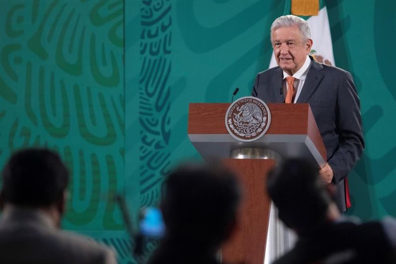 Fotografía cedida hoy por la presidencia de México, del mandatario Andrés Manuel López Obrador, durante una rueda de prensa en Palacio Nacional de la Ciudad de México (México).