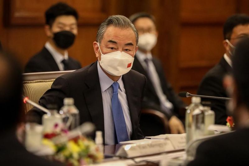 El ministro de Exteriores chino, Wang Yi (c), pidió esfuerzos a Canadá para superar las dificultades que atraviesan sus relaciones a raíz del caso Meng Wanzhou, directiva de Huawei detenida en Ottawa en diciembre de 2018 a petición de Washington. EFE