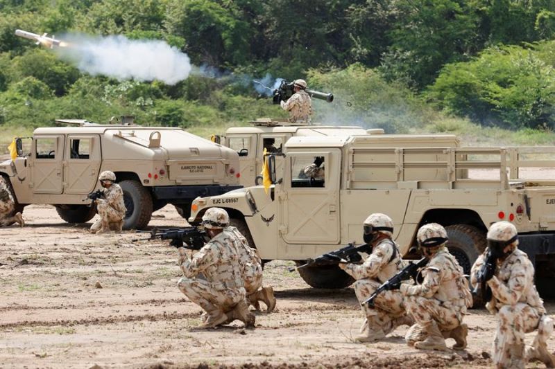Soldados colombianos realizan ejercicios militares en el Cantón Militar de Buenavista, en La Guajira (Colombia).