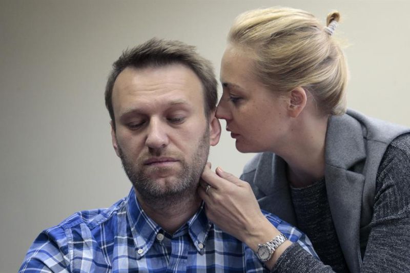 El opositor ruso Alexei Navalny y su mujer, Yulia, en una imagen de archivo. EFE/MAXIM SHIPENKOV 01 190224