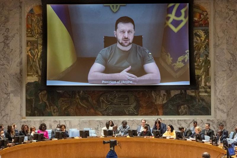 Foto cedida por la ONU del presidente de Ucrania, Volodímir Zelenski (en pantalla), mientras se dirige a los miembros del Consejo de Seguridad durante una reunión sobre su país este miércoles en la sede del organismo internacional, en  Nueva York (EE.UU.)