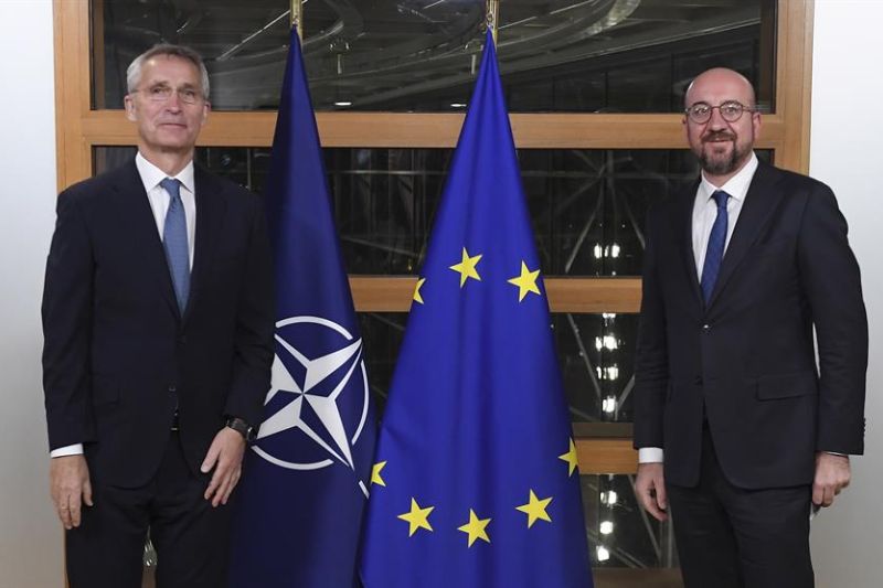 Imagen de archivo del presidente del Consejo Europeo, Charles Michel, y del secretario general de la OTAN, Jens Stoltenberg.