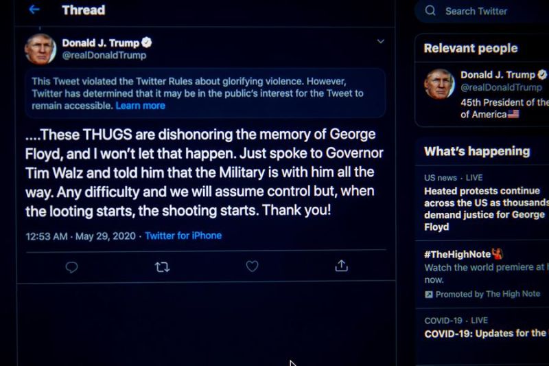 Una fotografía de una pantalla de computadora muestra el tweet y la advertencia que Twitter colocó en el tweet del presidente de los Estados Unidos, Donald J. Trump, de esta mañana en Washington DC (EE. UU.).