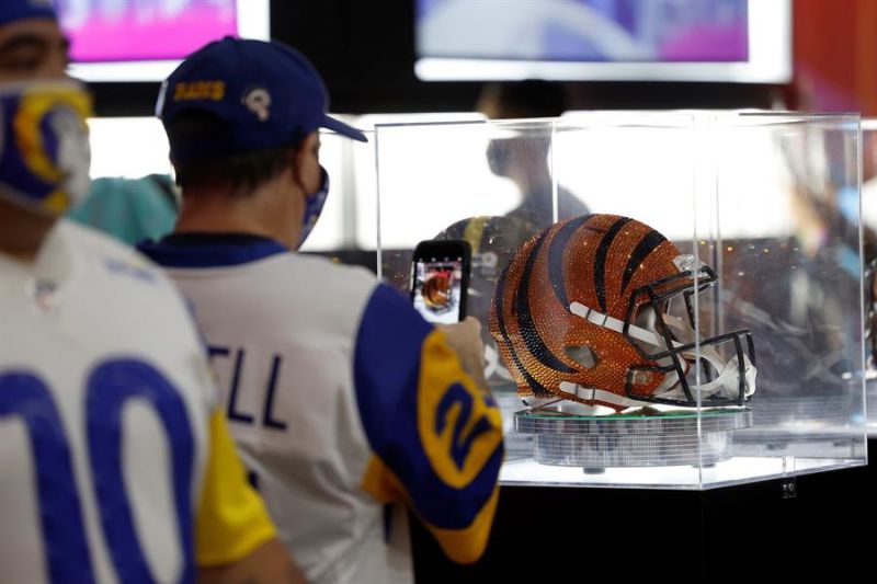 Un aficionado de Los Angeles Rams toma una foto de un casco decorado de los Cincinnati Bengals en el NFL Super Bowl Experience 2022 en el Centro de Convenciones de Los Ángeles en Los Ángeles, California, EFE/EPA/JOHN MABANGLO