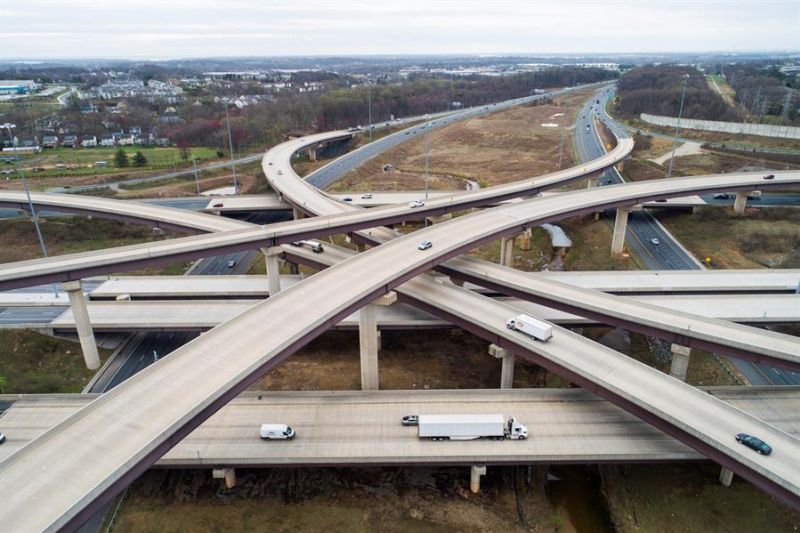 Una imagen hecha con un dron muestra un intercambio de carreteras en Rosedale, Maryland (EE.UU.), hoy 31 de marzo de 2021.
