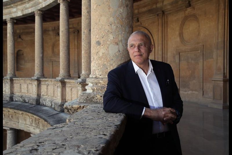 El filósofo, intelectual y profesor italiano Nuccio Ordine, en una imagen de mayo de 2022 en el Palacio de Carlos V de Granada, durante una entrevista con EFE en el marco de las Festivas Letras Mediterráneas. EFE/ Pepe Torres