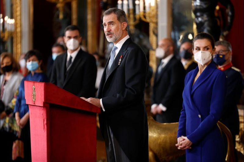 El rey Felipe VI, acompañado de la reina Letizia, preside este jueves en el Palacio Real la tradicional recepción al cuerpo diplomático acreditado en España. 