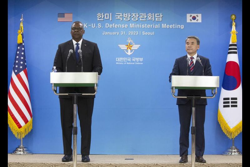 El secretario de Defensa de Estados Unidos, Lloyd Austin (I), y el ministro de Defensa de Corea del Sur, Lee Jong-sup (D) 01 310123