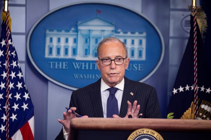 En la imagen el asesor económico de la Casa Blanca, Larry Kudlow, quien informó que la Camara Alta del Congreso estadounidense se encuentra en la última fase de negociaciones del segundo paquete de estímulo para reactivar la actividad económica del país.
