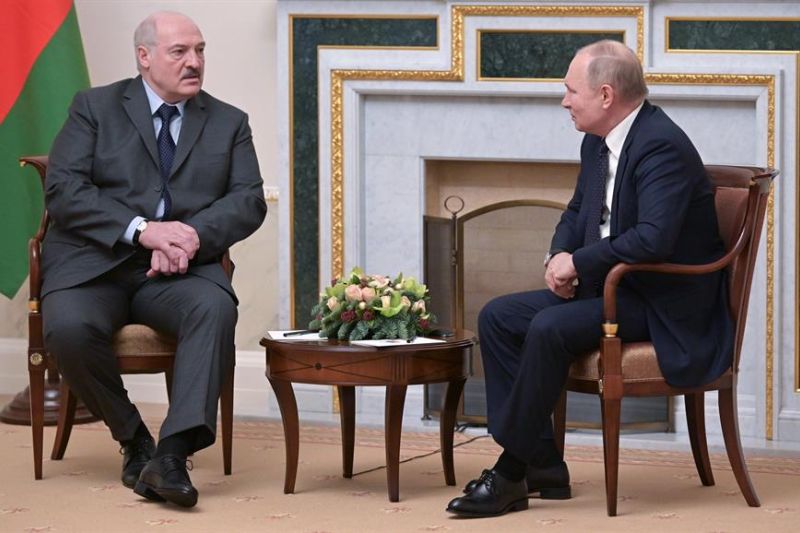 El presidente de Bielorrusia, Alexandr Lukashenko (i) en un encuentro con el presidente ruso Vladimir Putin (d) en St. Petersburgo, Rusia, el pasado mes de diciembre. EFE/EPA/ALEXEI NIKOLSKY / SPUTNIK / KREMLIN POOL
