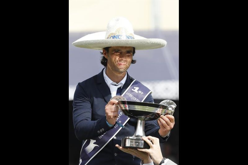 El jinete italiano Emanuele Camilli celebra el primer lugar en el Longines Global Champions Tour este domingo, en el Campo Marte de Ciudad de México (México). EFE/ Mario Guzmán